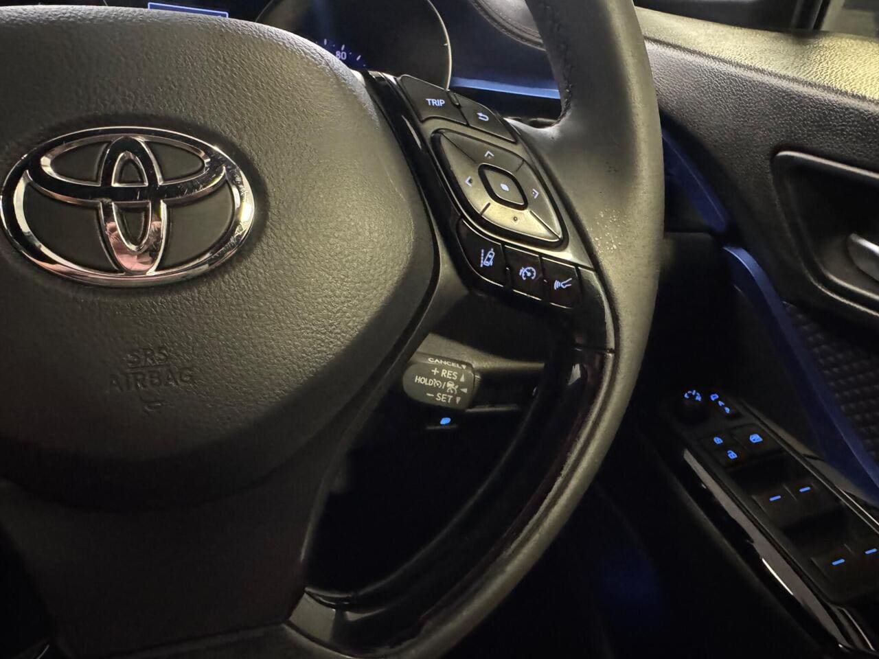 2017 Toyota C-HR, steering wheel (photo 20 of 31)