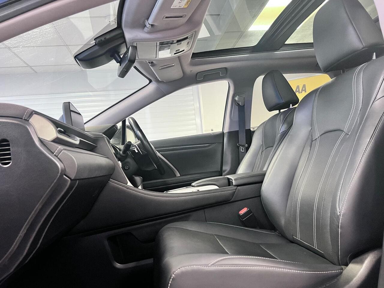 2020 Lexus RX, seat front passenger (photo 11 of 45)