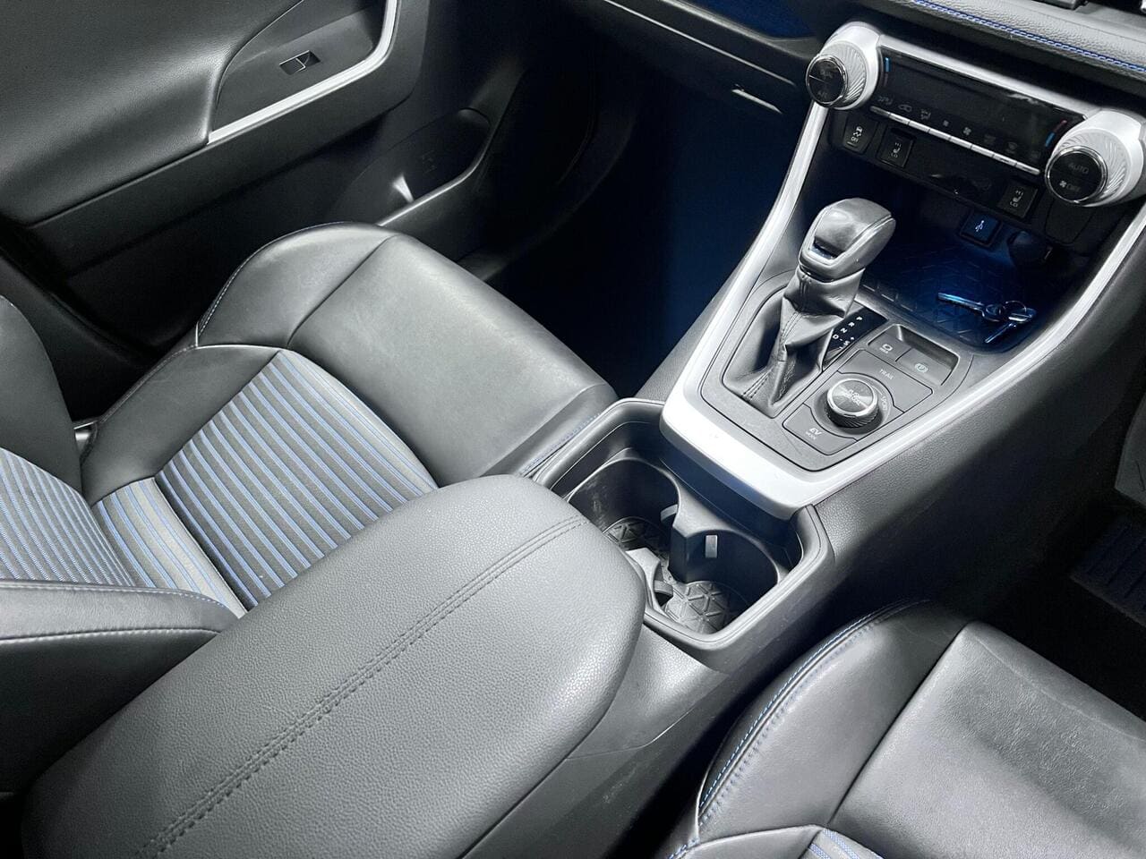 2020 Toyota RAV4 (photo 33 of 43)