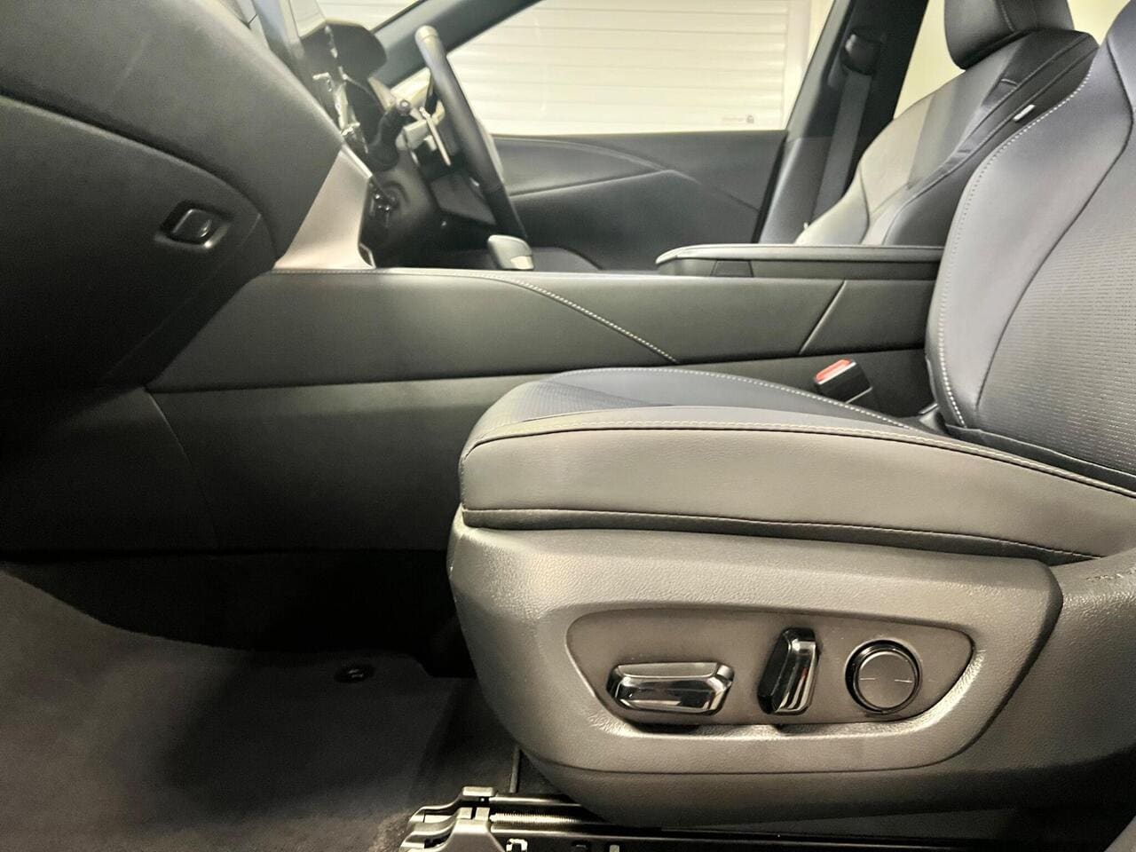 2024 Lexus RX, seat front passenger (photo 26 of 57)