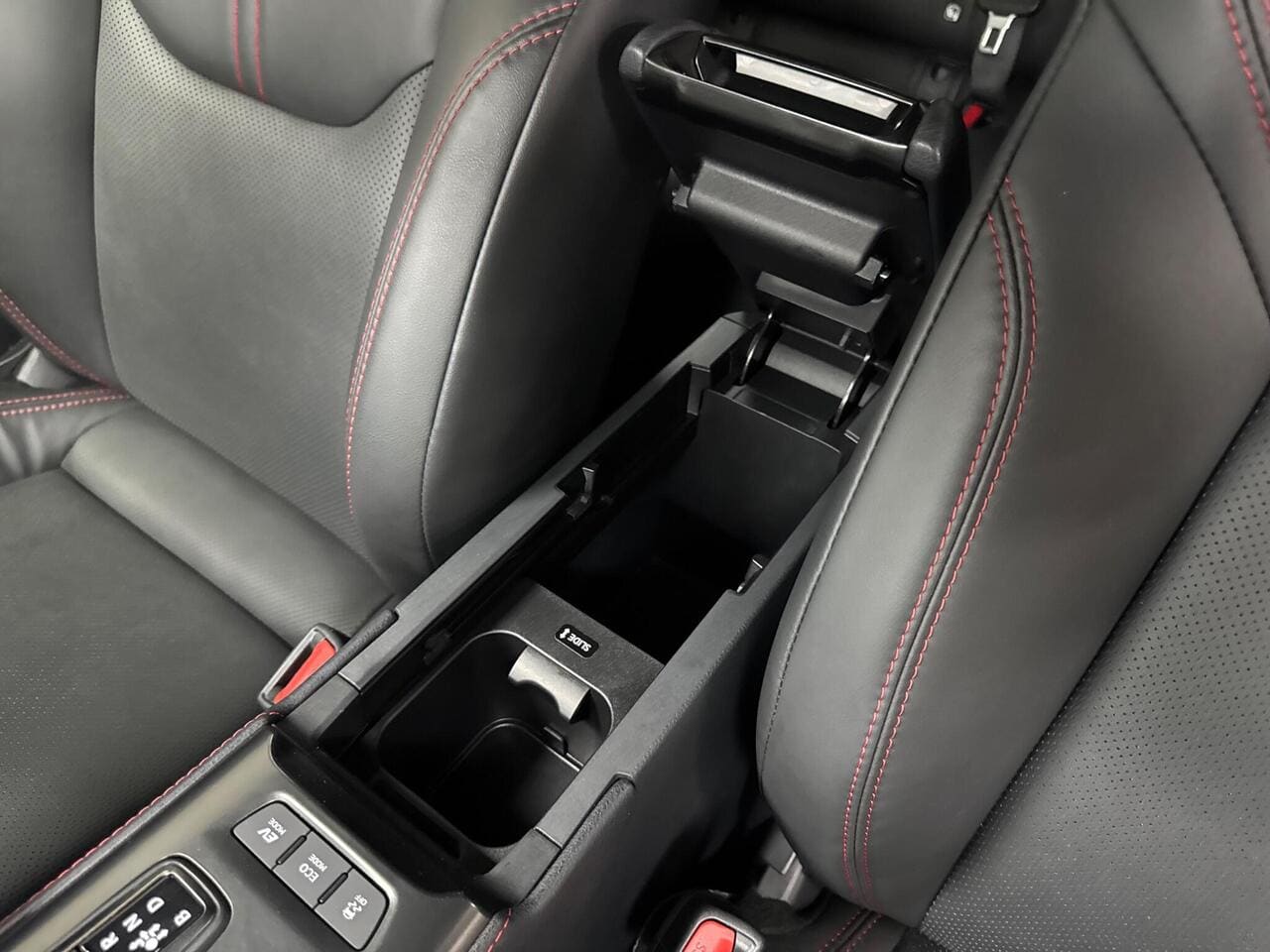 2025 Lexus LBX, seat front passenger (photo 22 of 38)
