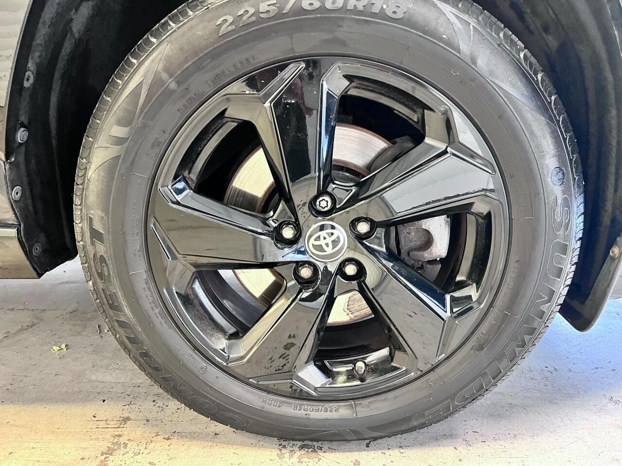 2020 Toyota RAV4, wheel (photo 18 of 49)