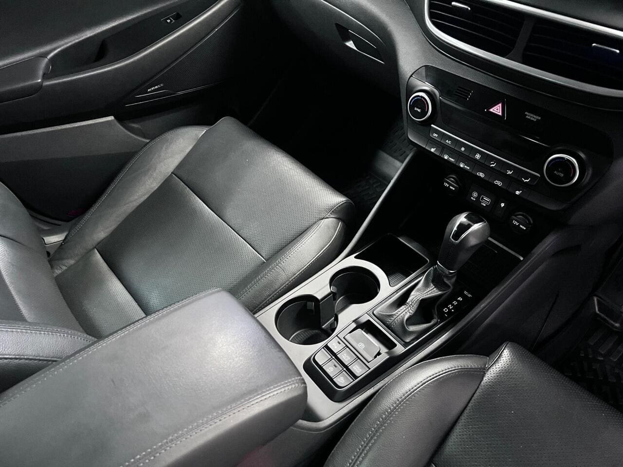 2020 Hyundai TUCSON, interior front (photo 16 of 40)