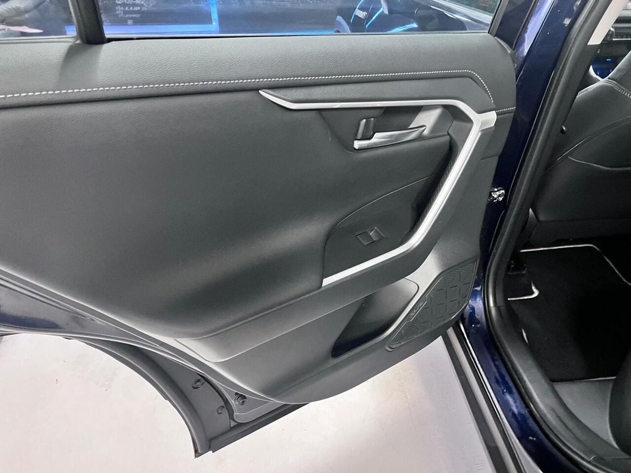 2019 Toyota RAV4, door interior (photo 23 of 37)