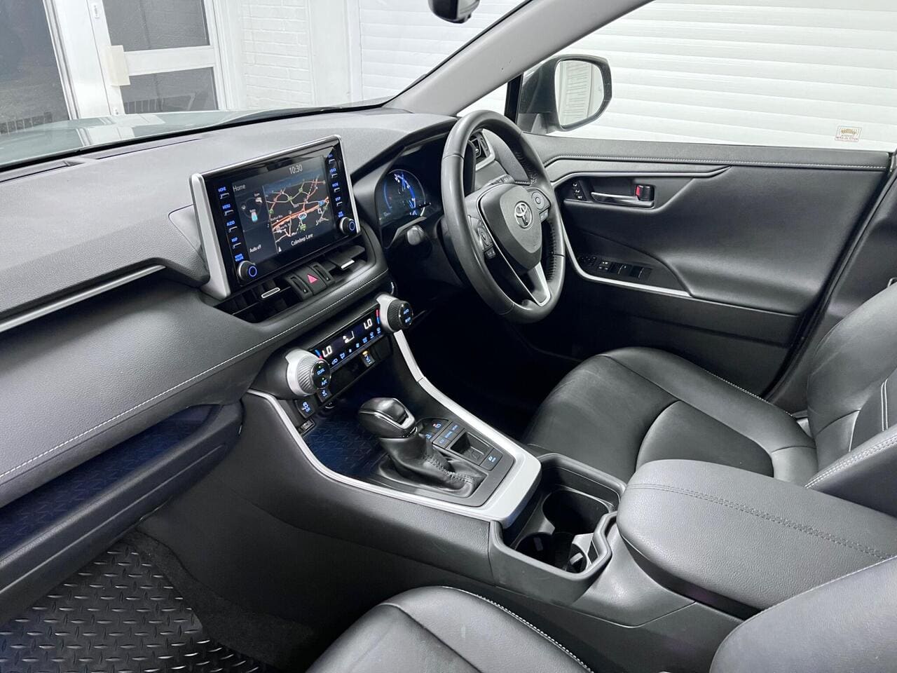 2020 Toyota RAV4, interior front (photo 19 of 36)