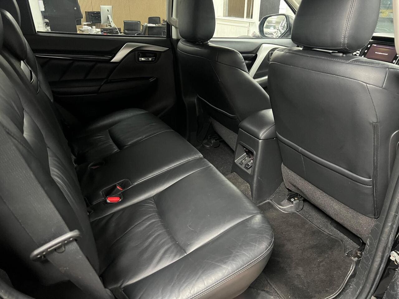 2020 Mitsubishi Shogun Sport, seats rear (photo 17 of 44)