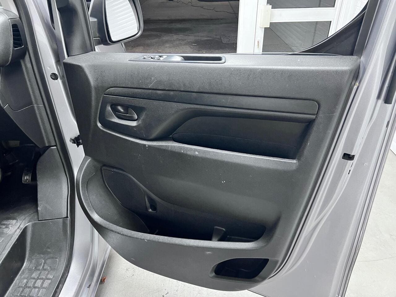 2023 Toyota ProAce, door interior (photo 21 of 36)