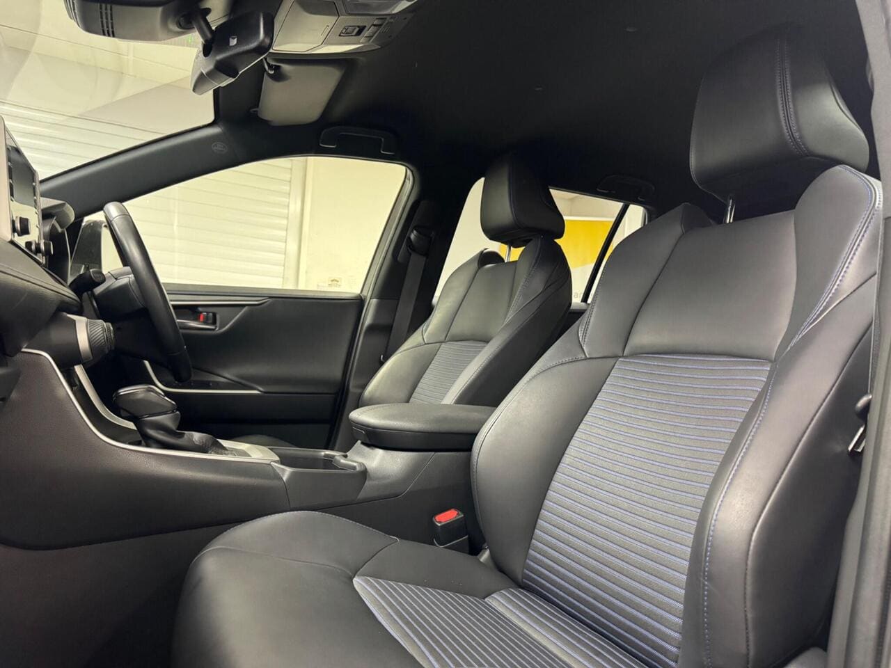2022 Toyota RAV4, seat front passenger (photo 12 of 36)