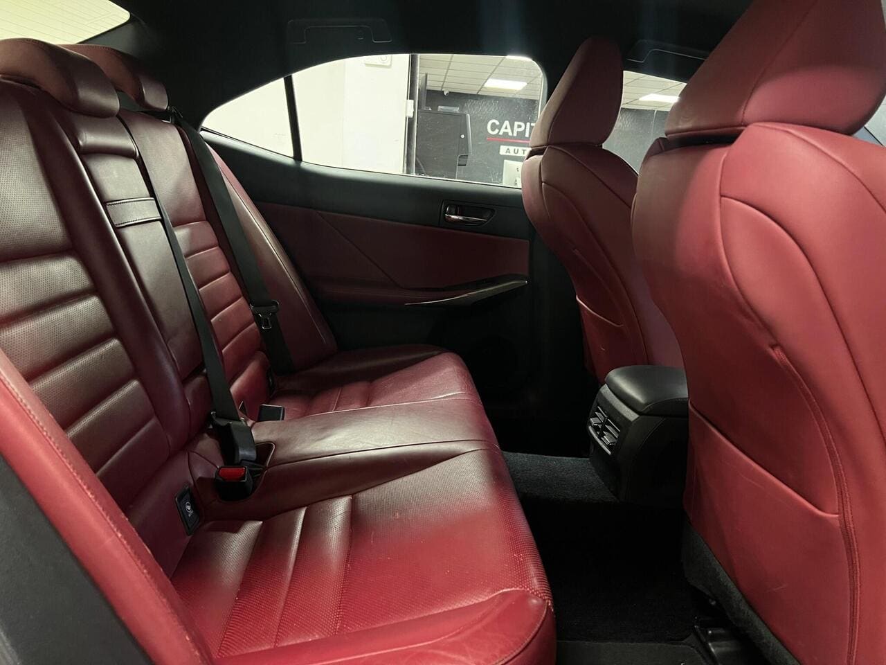 2013 Lexus IS, seats rear (photo 30 of 34)