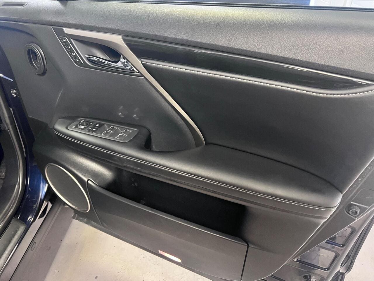 2020 Lexus RX, door interior (photo 39 of 45)