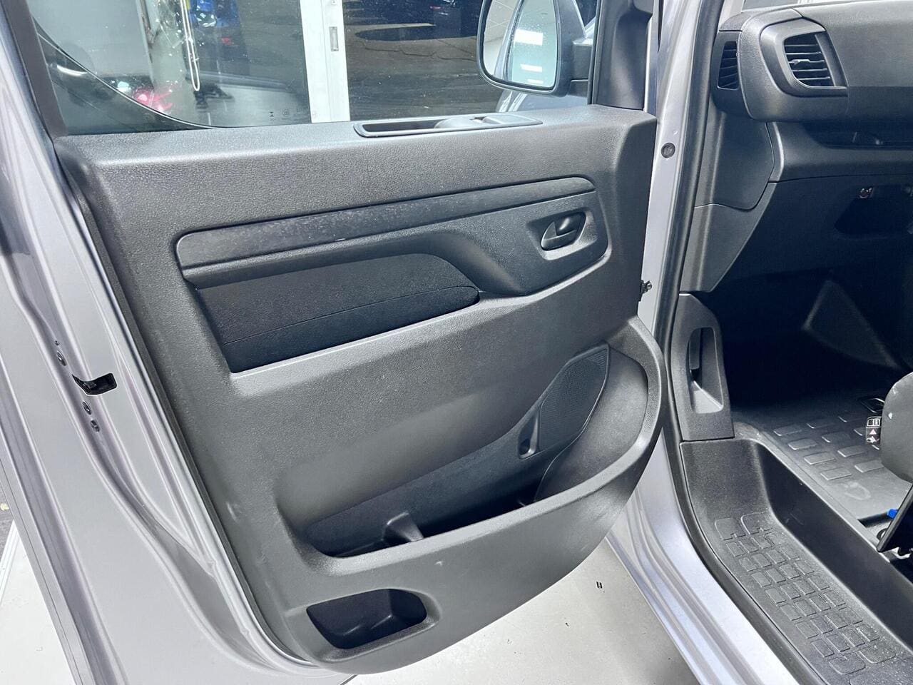 2023 Toyota ProAce, door interior (photo 20 of 36)