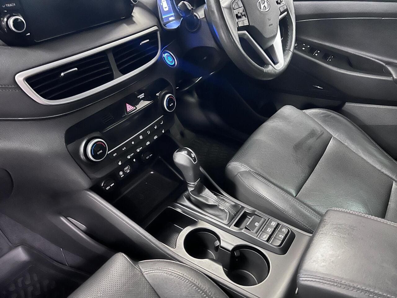 2020 Hyundai TUCSON, interior front (photo 24 of 40)