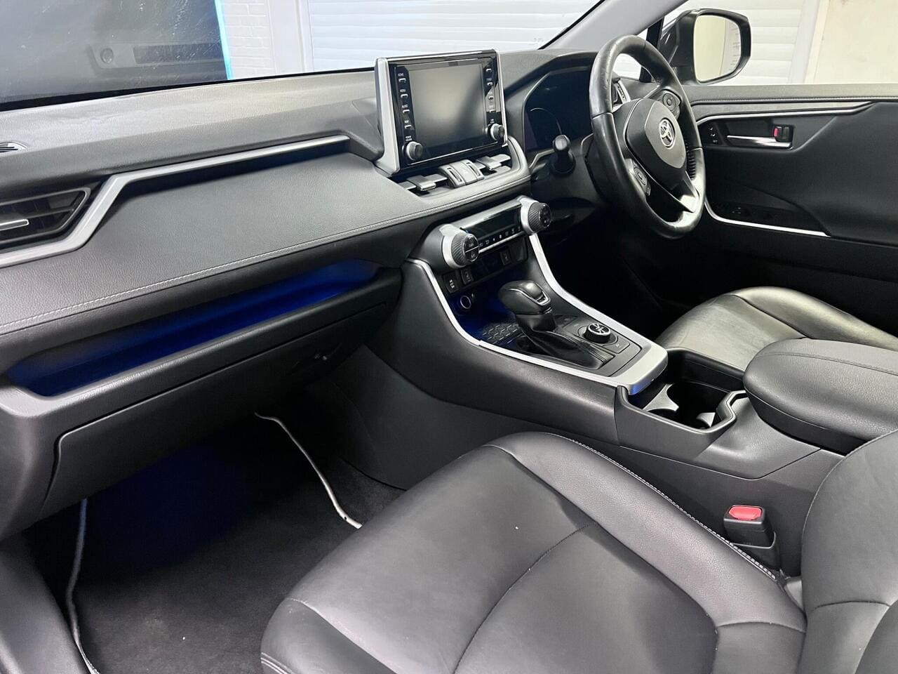 2019 Toyota RAV4, interior front (photo 27 of 37)
