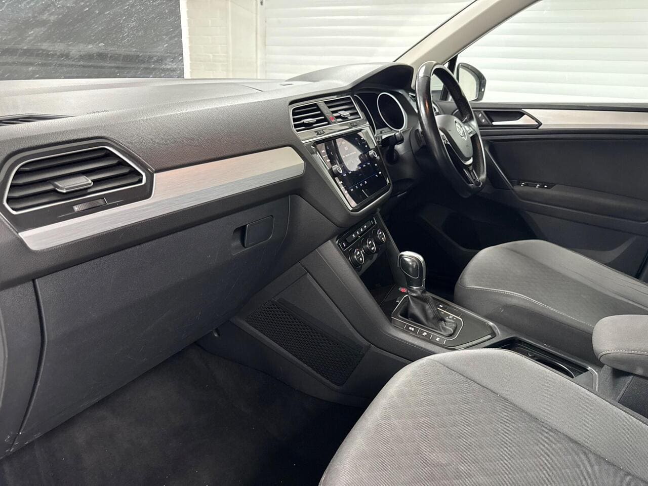 2019 Volkswagen Tiguan, interior front (photo 21 of 28)