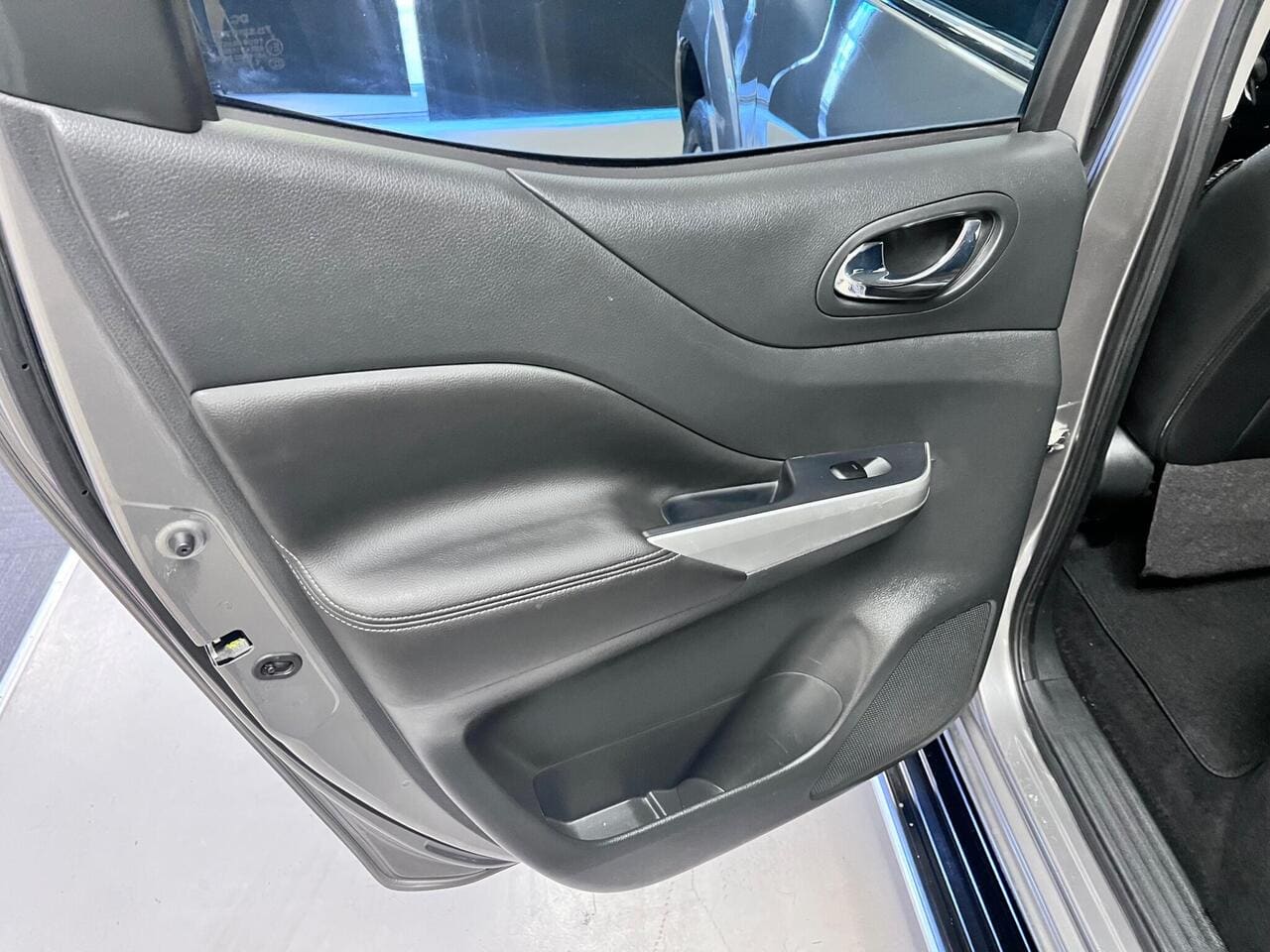 2019 Nissan Navara, door interior (photo 21 of 33)