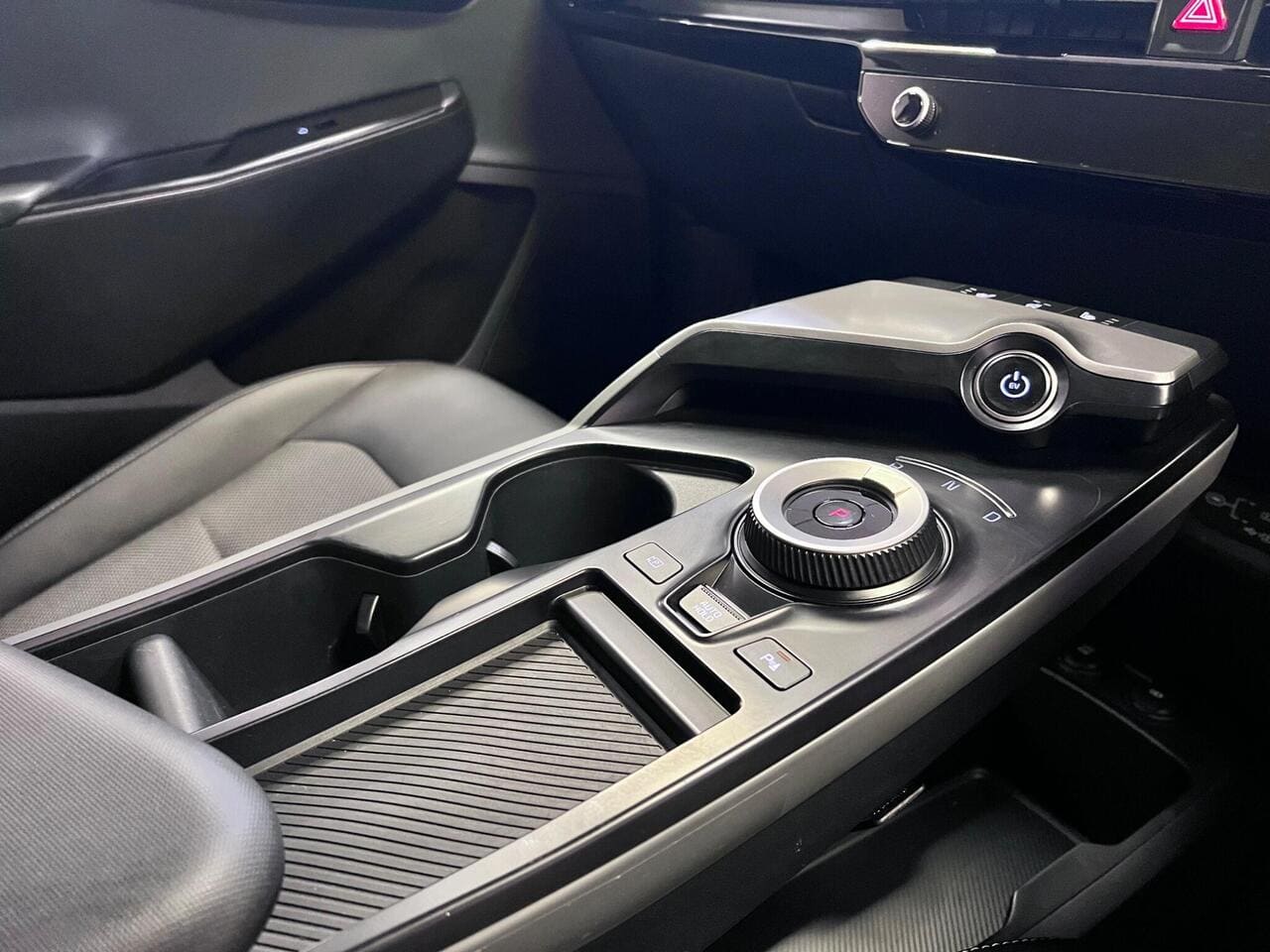 2025 Kia EV6, interior front (photo 16 of 37)