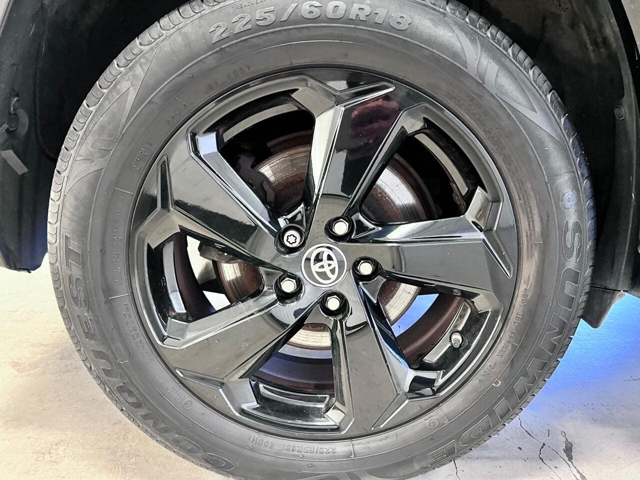 2020 Toyota RAV4, wheel (photo 20 of 49)