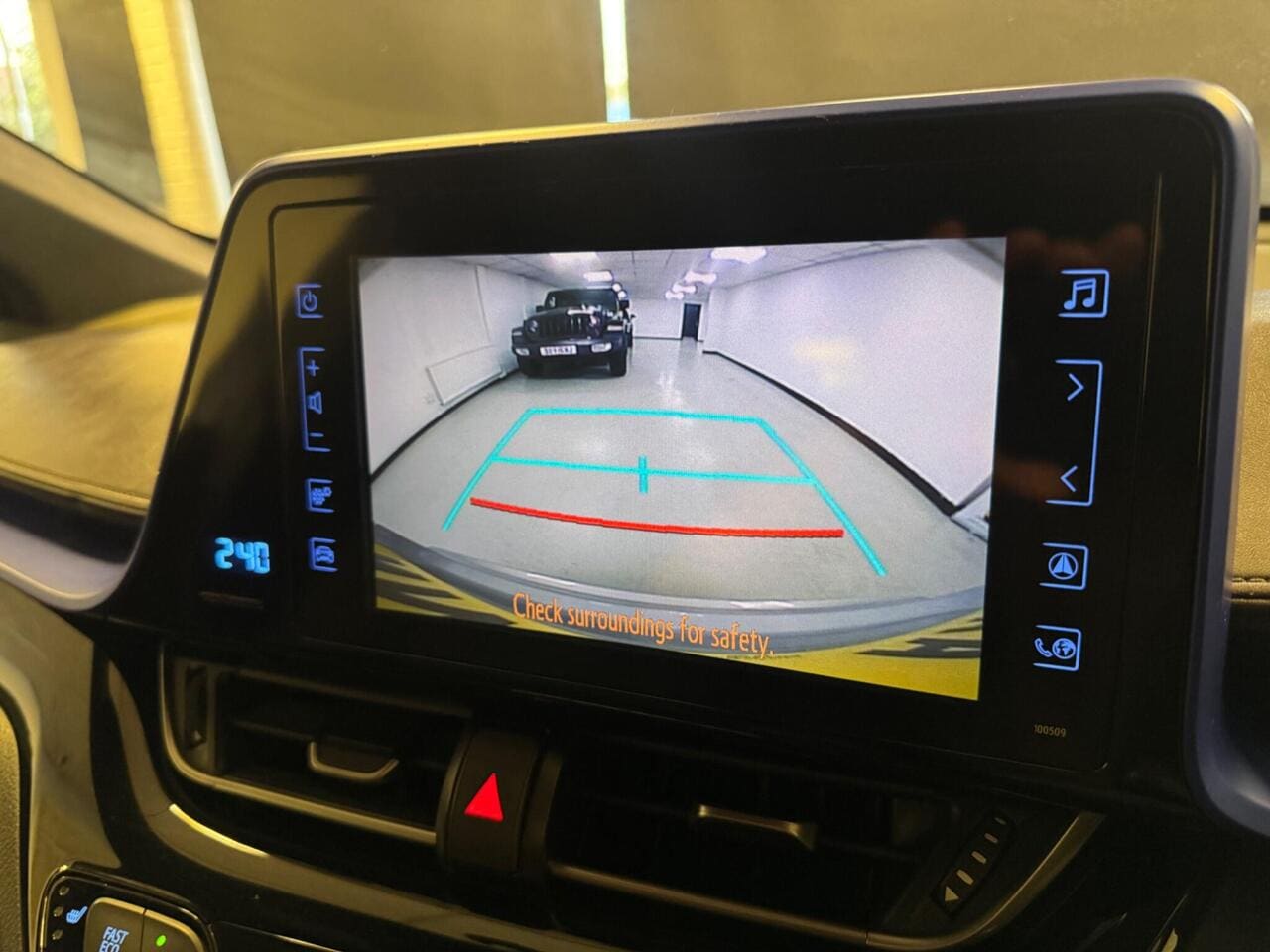 2017 Toyota C-HR (photo 18 of 31)