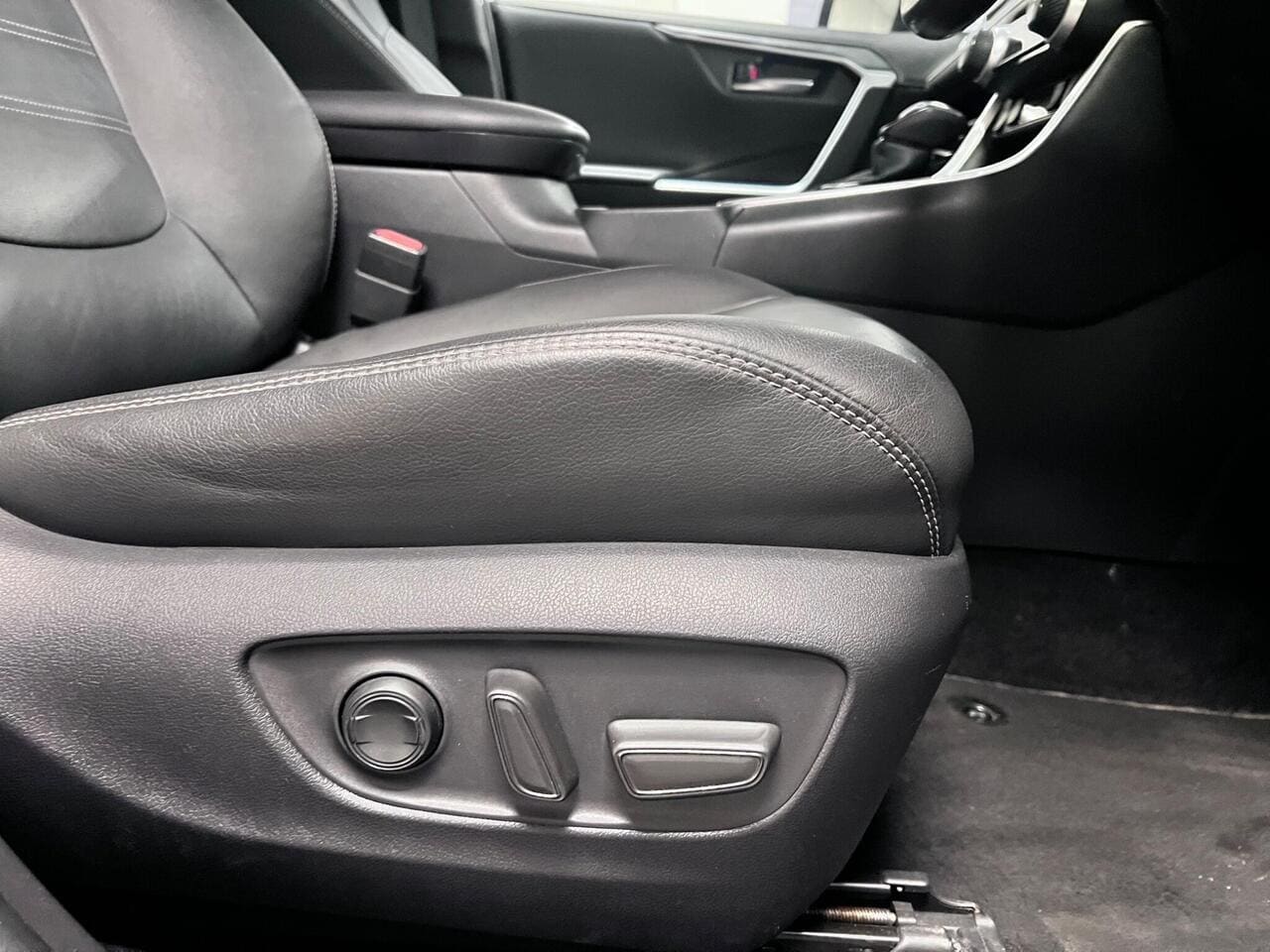 2019 Toyota RAV4, seat driver (photo 13 of 37)