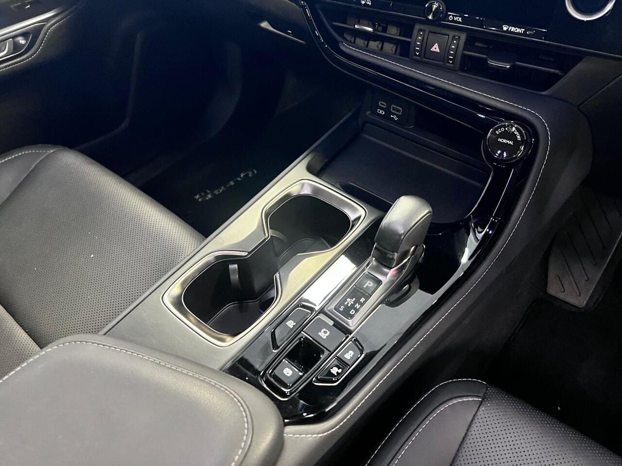 2022 Lexus NX, interior front (photo 13 of 30)
