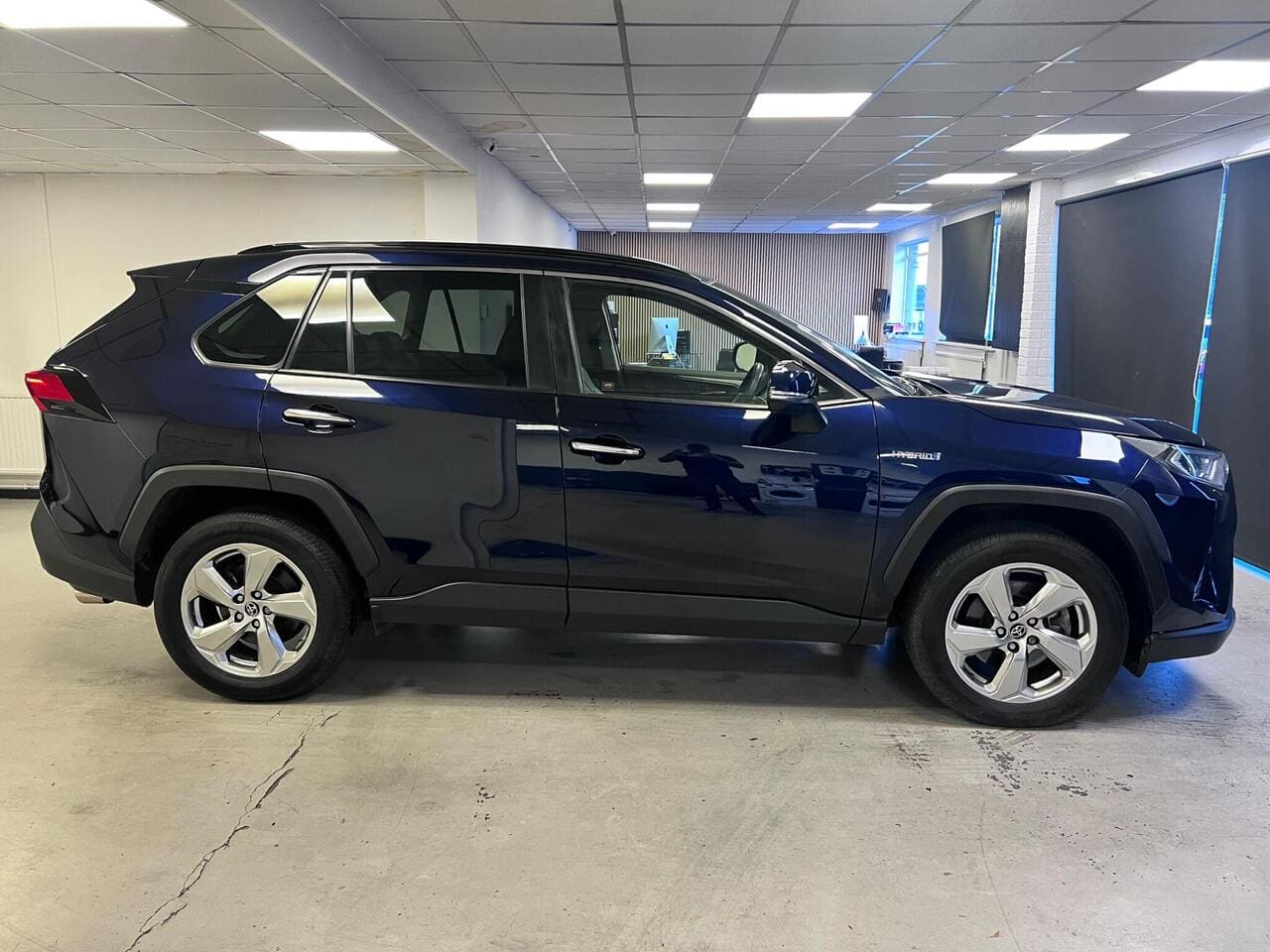 2019 Toyota RAV4, side right (photo 4 of 37)