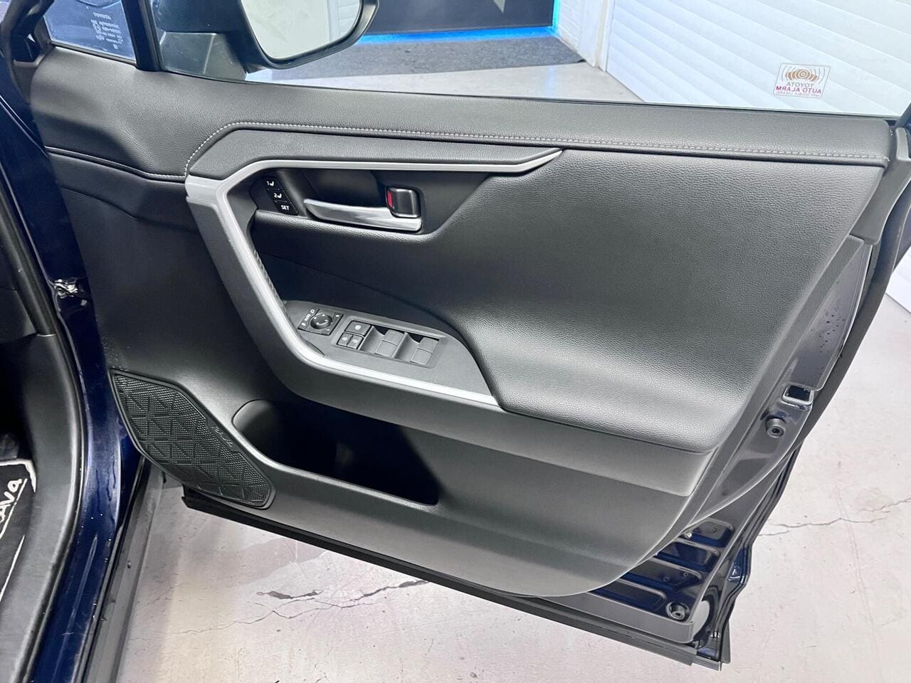 2019 Toyota RAV4, door interior (photo 16 of 37)