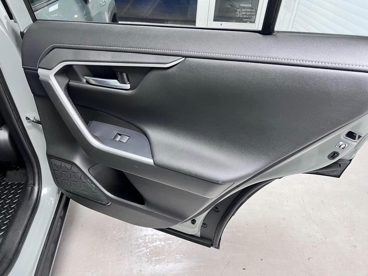 2020 Toyota RAV4, door interior (photo 28 of 36)