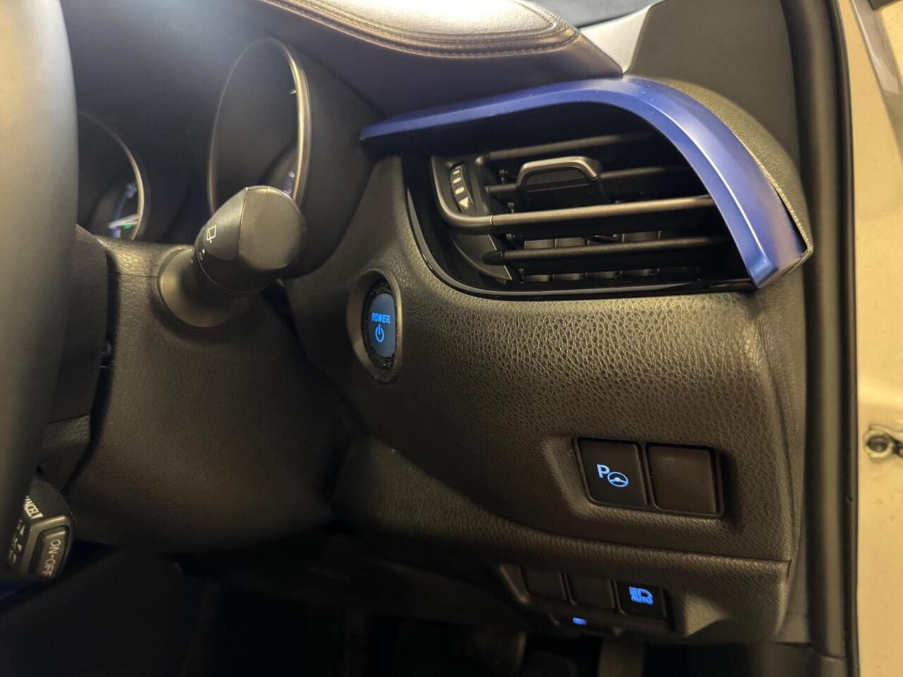 2017 Toyota C-HR, misc controls (photo 11 of 31)