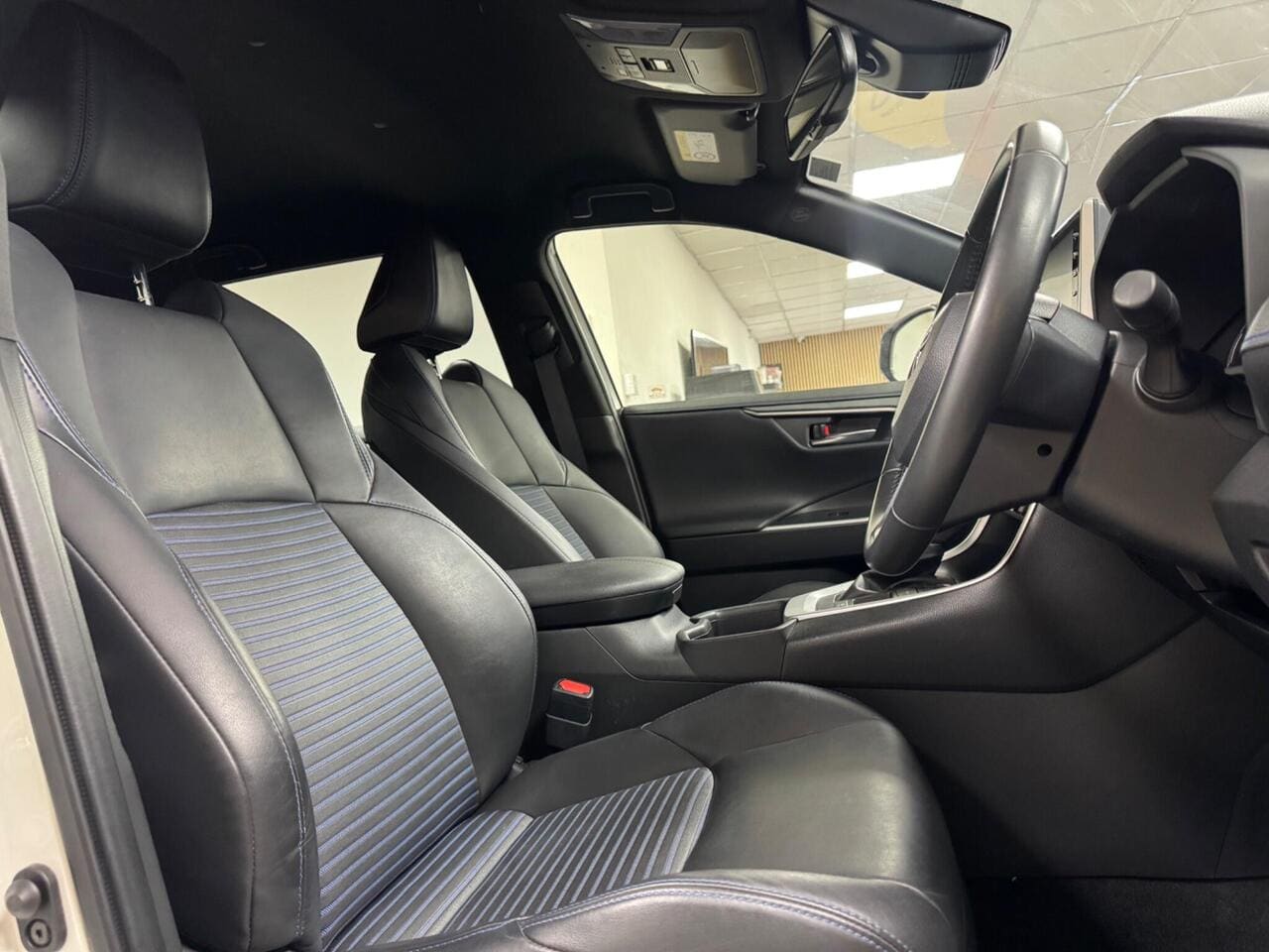 2022 Toyota RAV4, seat driver (photo 13 of 36)