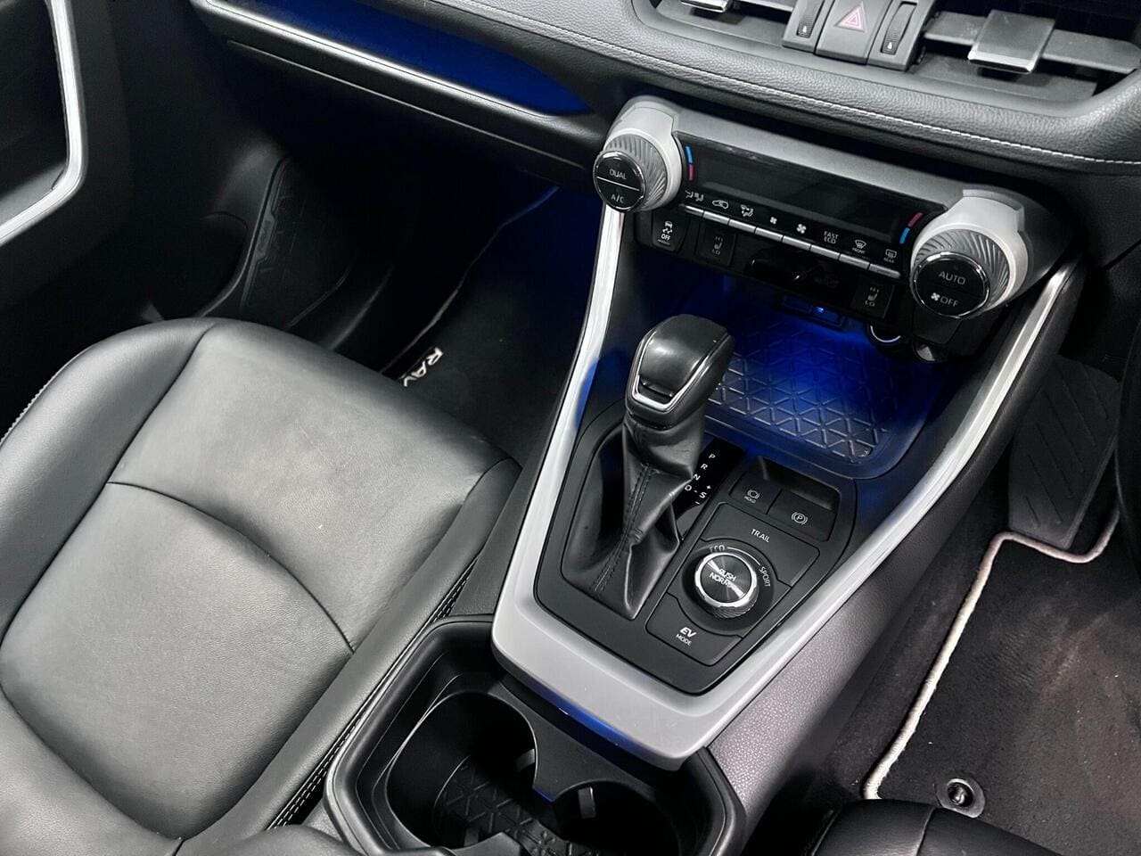 2019 Toyota RAV4, interior front (photo 15 of 37)