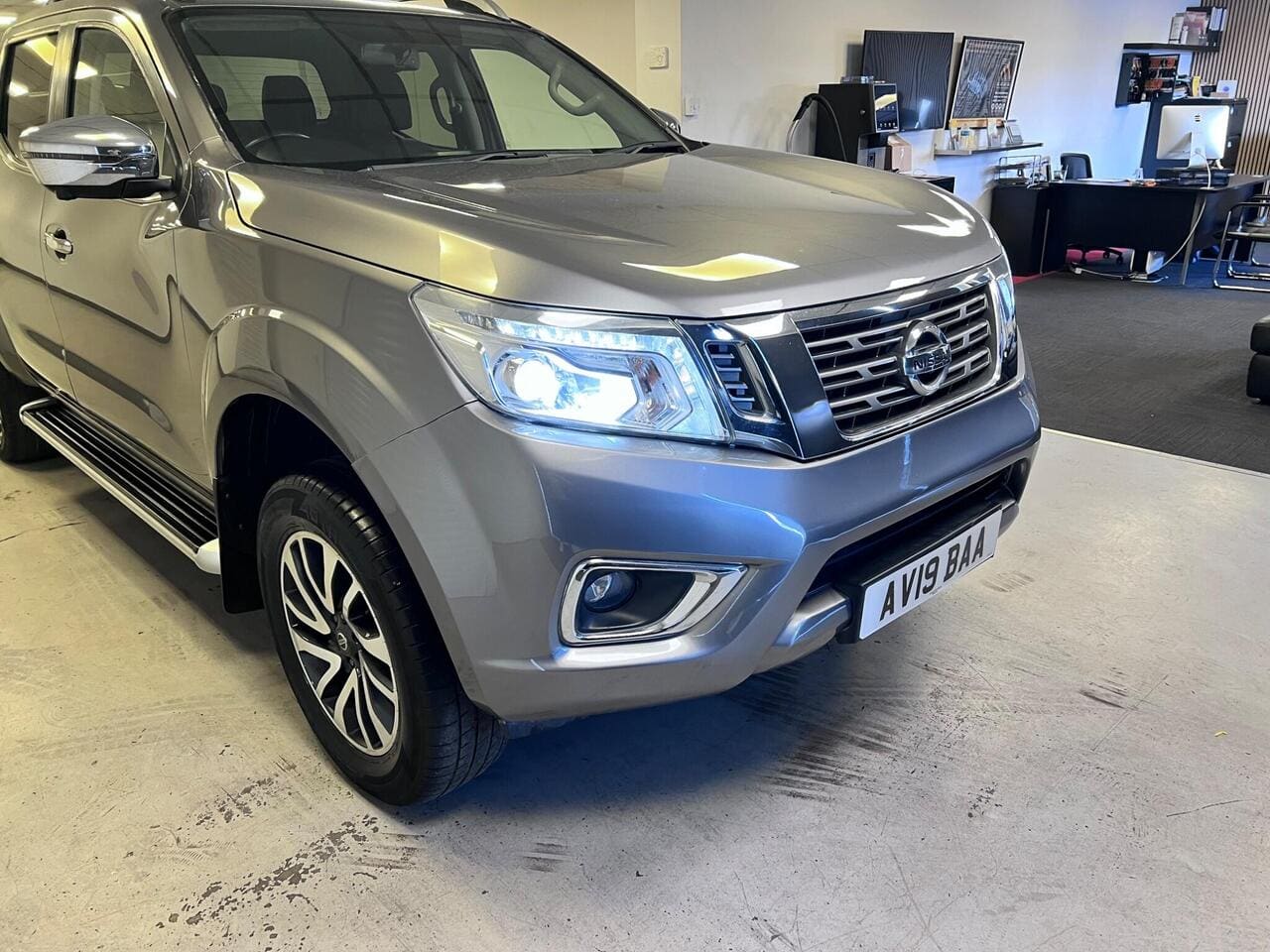 2019 Nissan Navara, front right (photo 4 of 33)