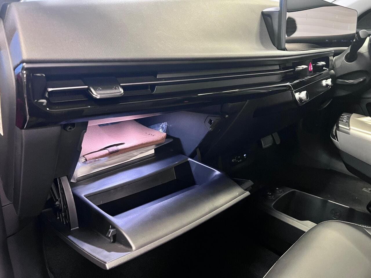 2025 Kia EV6, glove box (photo 26 of 37)