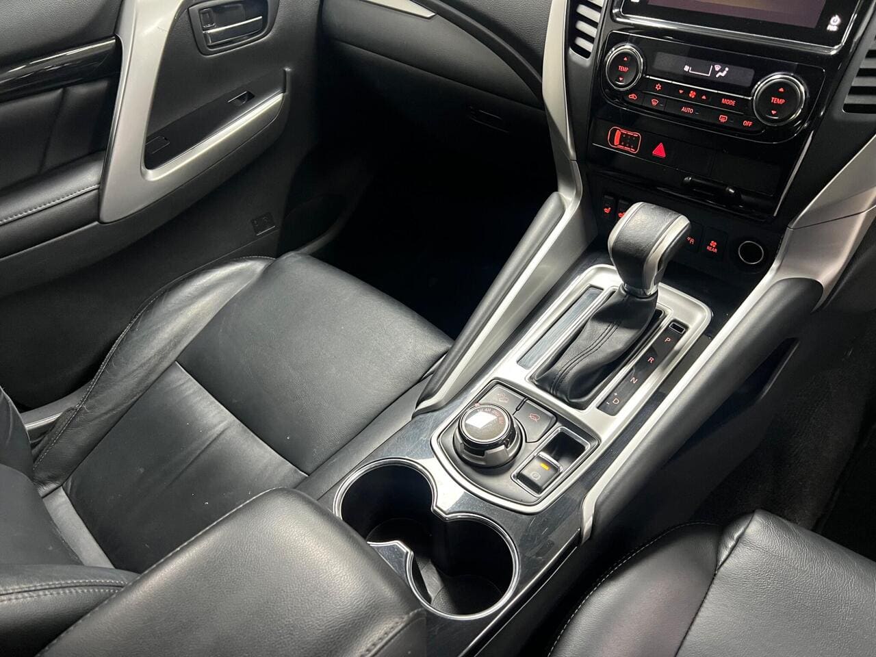 2020 Mitsubishi Shogun Sport, interior front (photo 10 of 44)