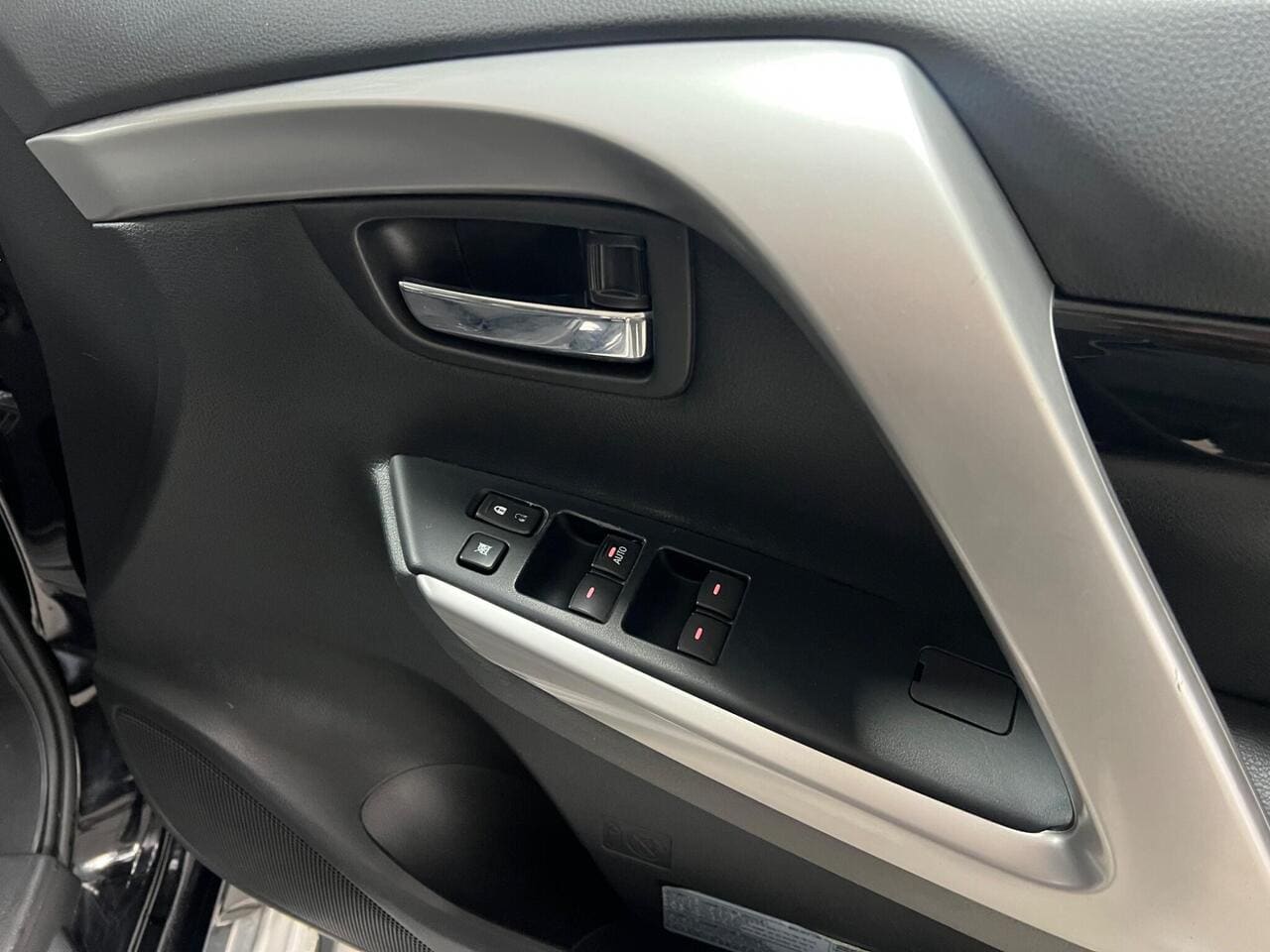 2020 Mitsubishi Shogun Sport, door interior (photo 23 of 44)