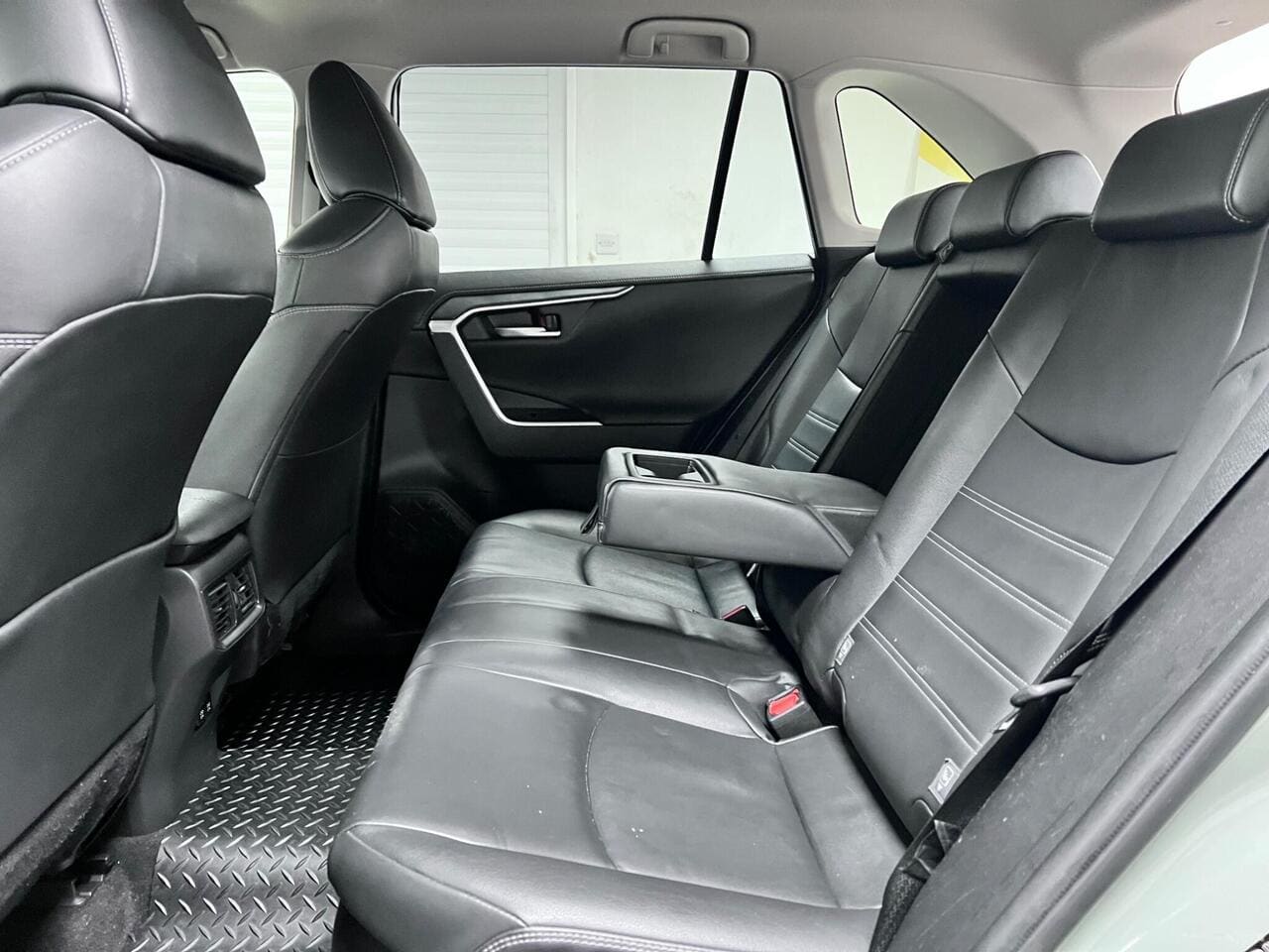 2020 Toyota RAV4, seats rear (photo 21 of 36)