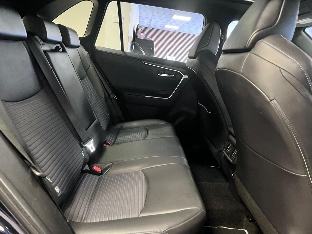 2020 Toyota RAV4, seats rear (photo 24 of 49)