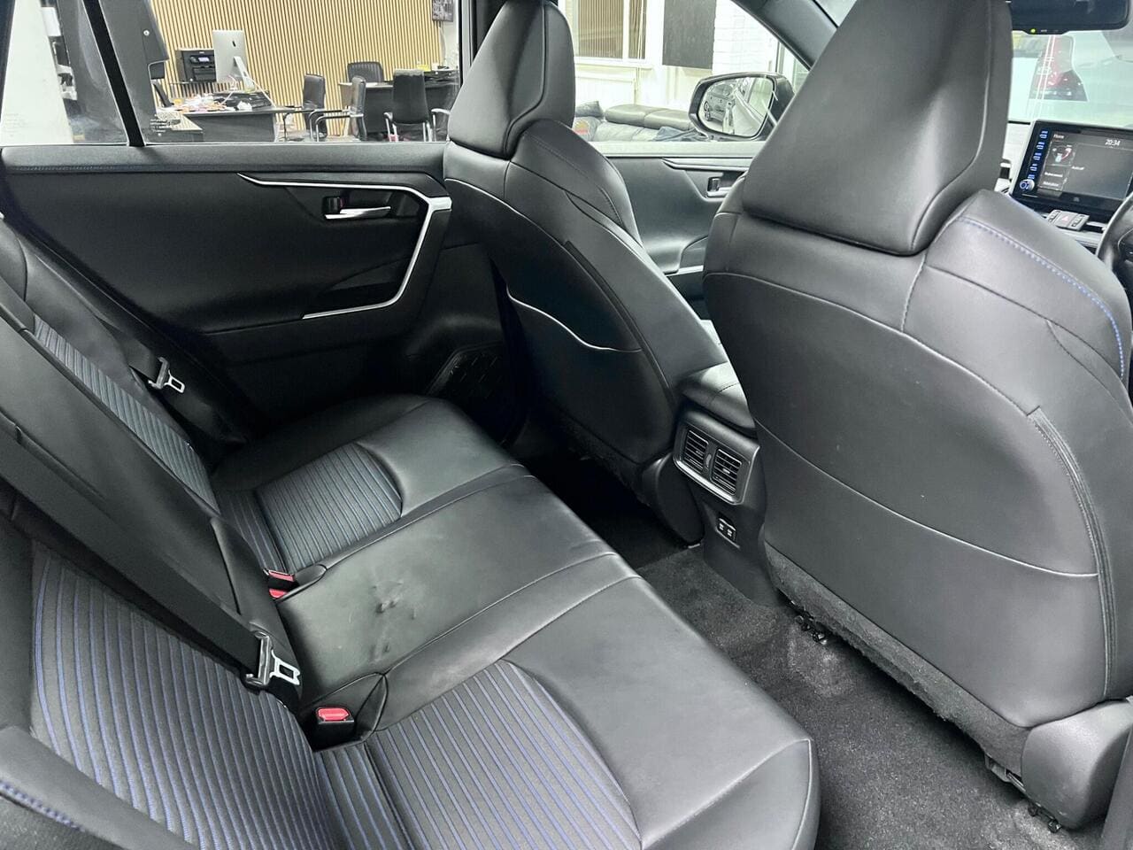 2020 Toyota RAV4, seats rear (photo 19 of 43)