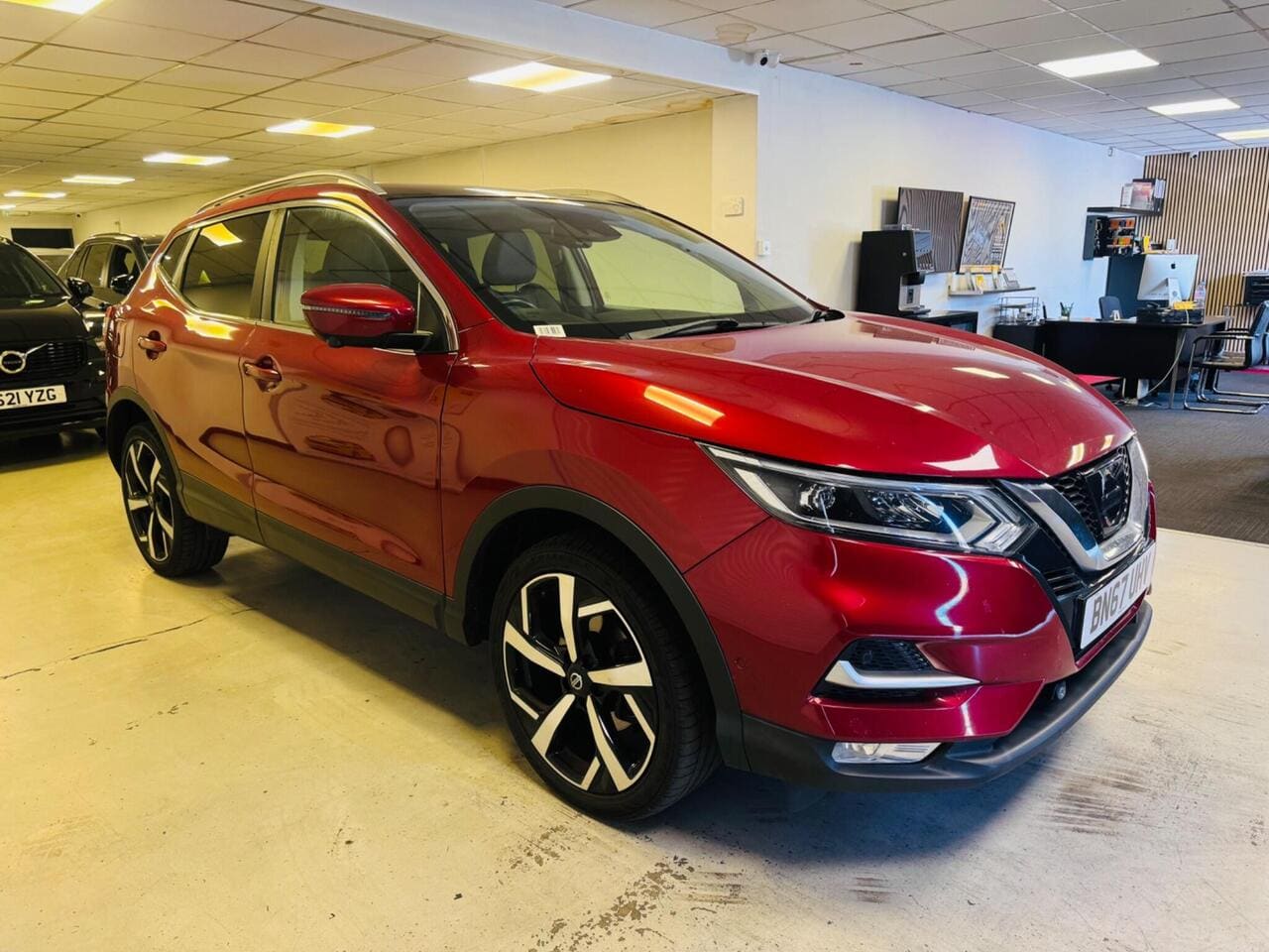 2017 Nissan Qashqai, front right (photo 3 of 36)