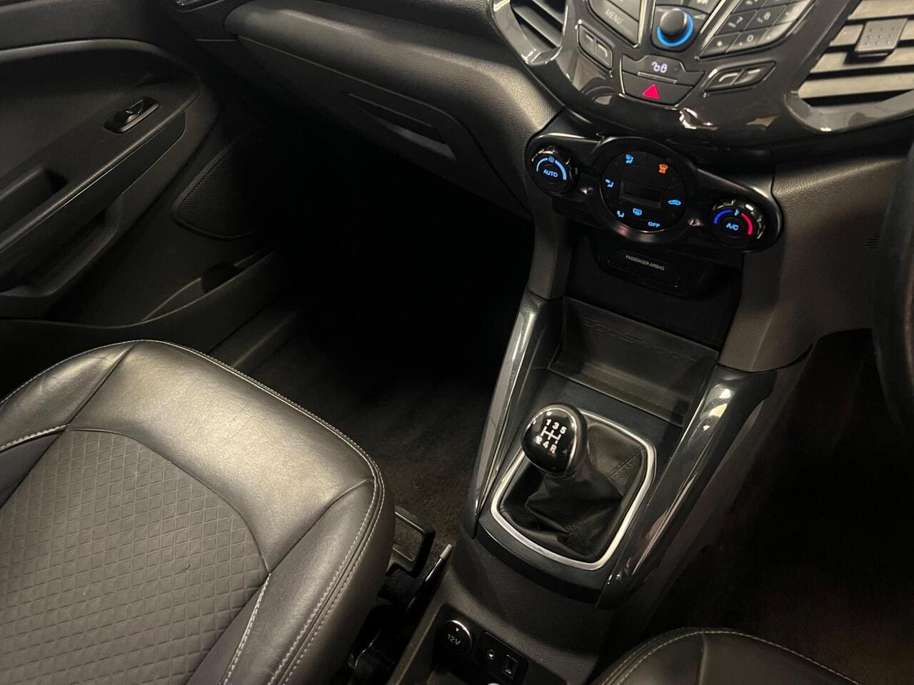 2016 Ford EcoSport, interior front (photo 10 of 26)
