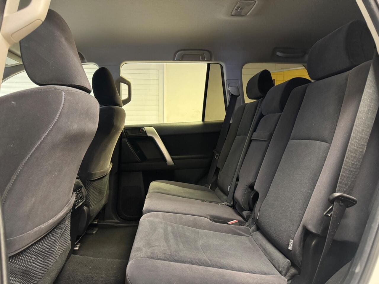 2019 Toyota Land Cruiser, seats rear (photo 10 of 39)