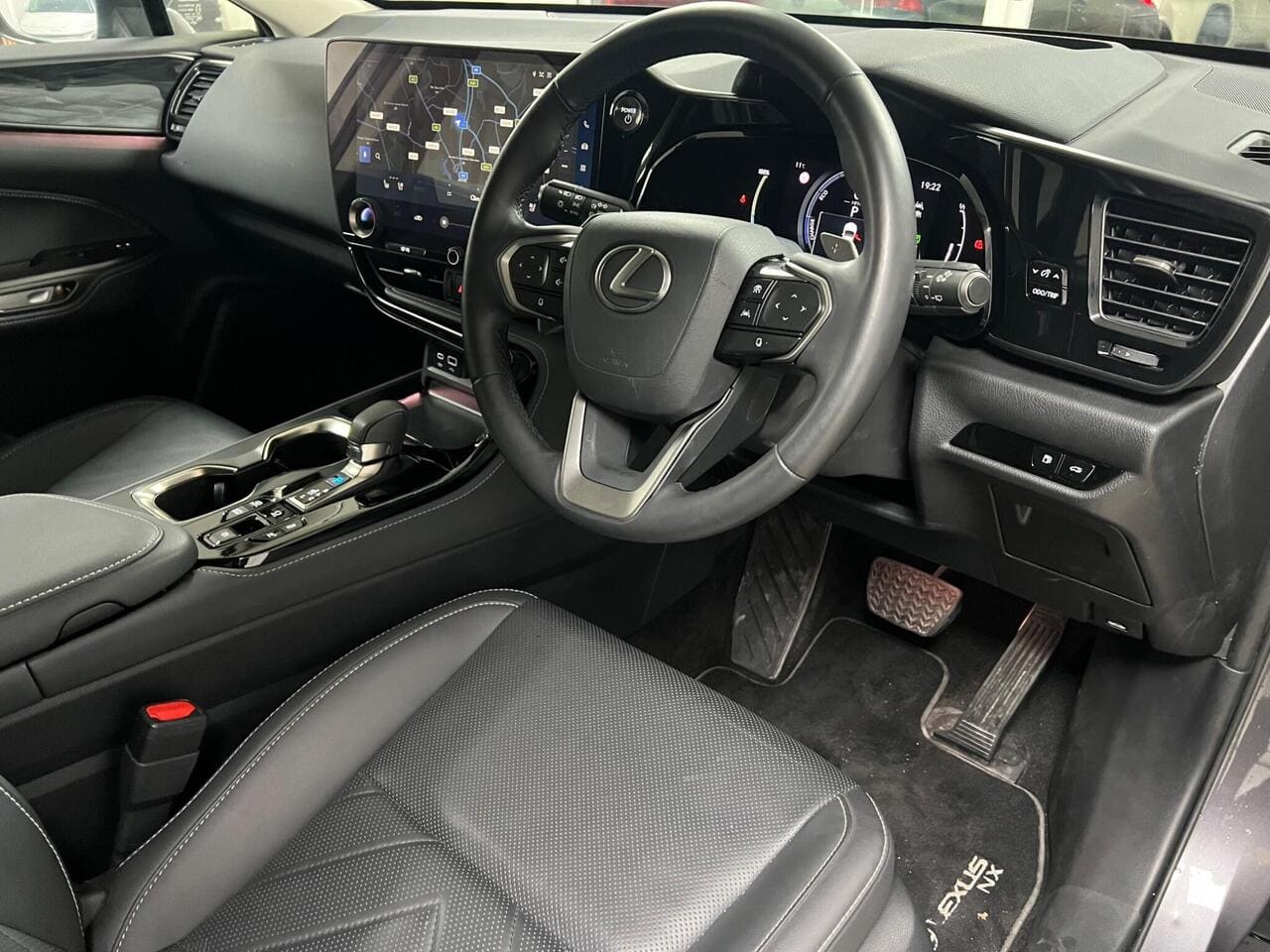 2022 Lexus NX, seat driver (photo 15 of 46)