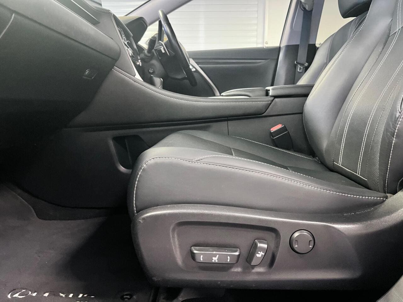 2020 Lexus RX, seat front passenger (photo 38 of 45)