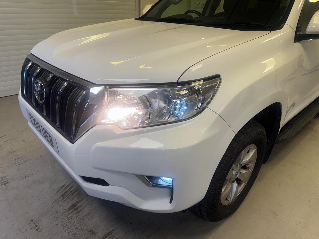 2019 Toyota Land Cruiser, lights front (photo 28 of 39)