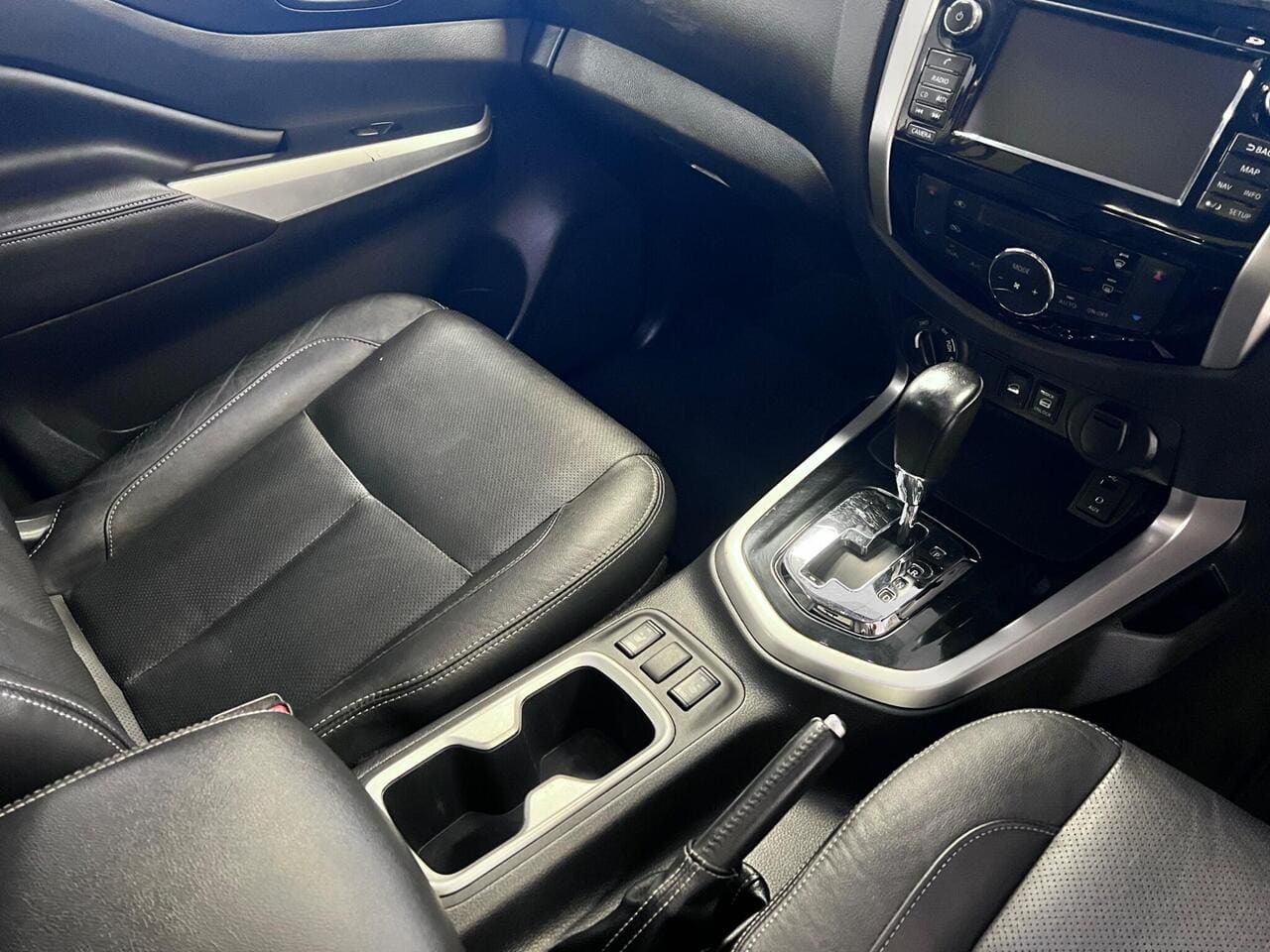 2019 Nissan Navara, interior front (photo 19 of 33)