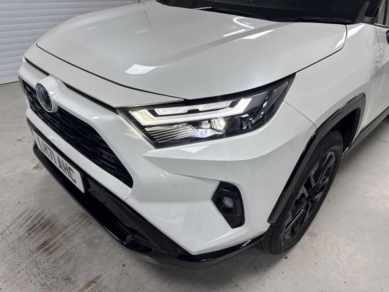 2022 Toyota RAV4, lights front (photo 34 of 36)