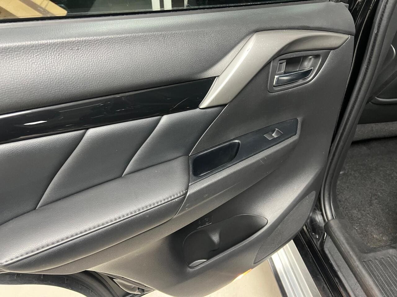2020 Mitsubishi Shogun Sport, door interior (photo 26 of 44)