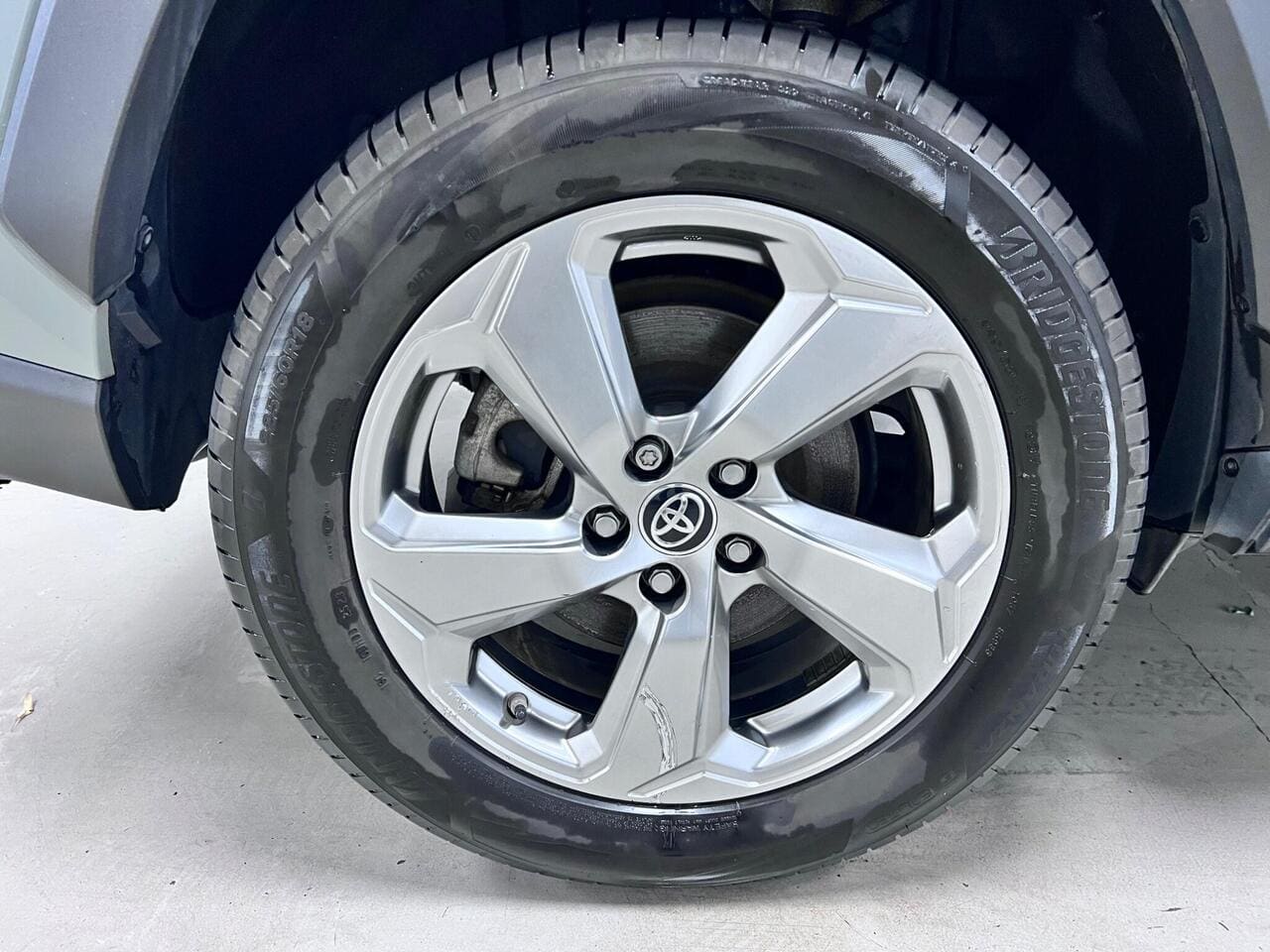 2020 Toyota RAV4, wheel (photo 33 of 36)