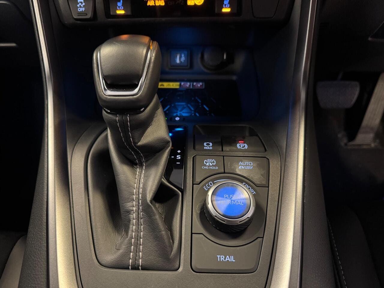 2025 Toyota RAV4, interior front (photo 13 of 41)