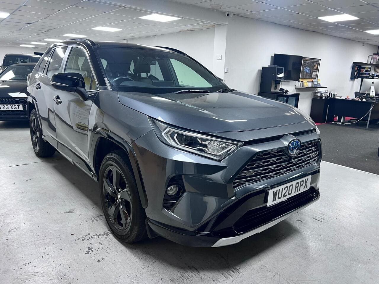 2020 Toyota RAV4, front right (photo 3 of 43)
