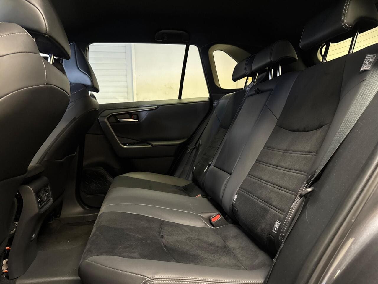 2025 Toyota RAV4, seats rear (photo 33 of 41)